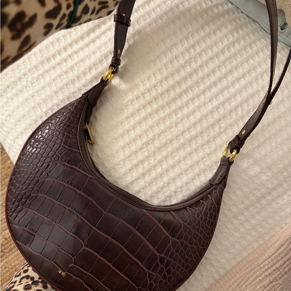 Elegant Brown Croc-Embossed Shoulder Bag